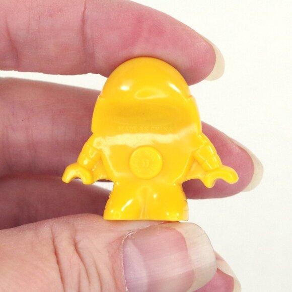 Gogos Crazy Bones Egbot #53 Wanted Version Yellow Very Rare - Picture 3 of 3